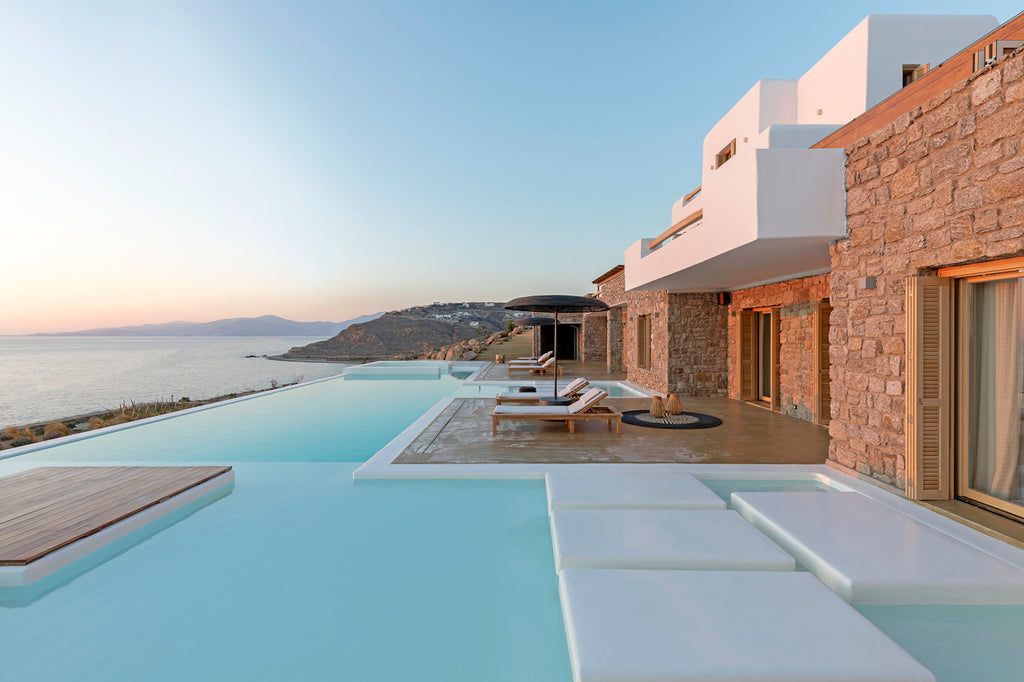 Luxury villa with an infinity pool overlooking the sea