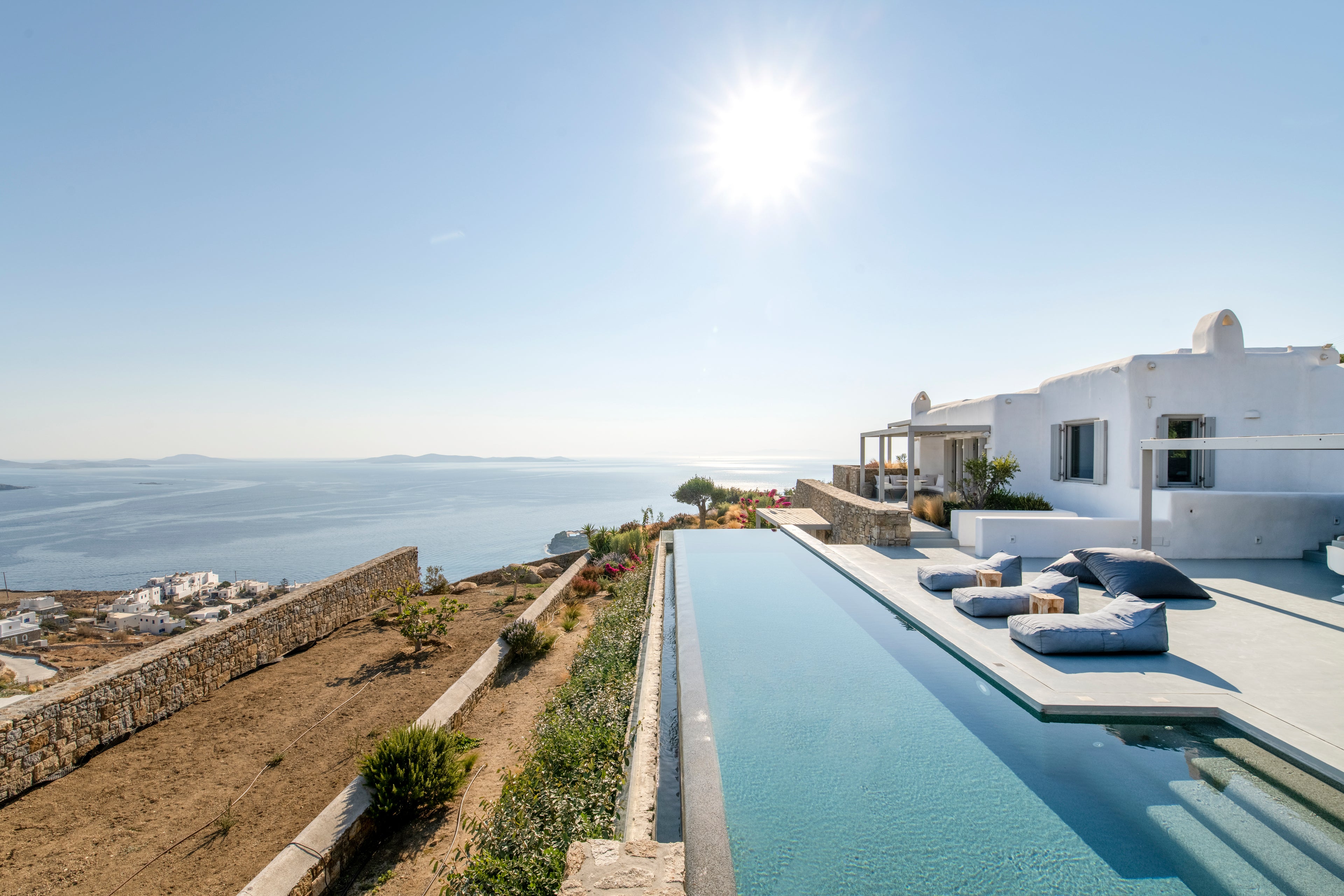 Luxury villa with an infinity pool overlooking the sea